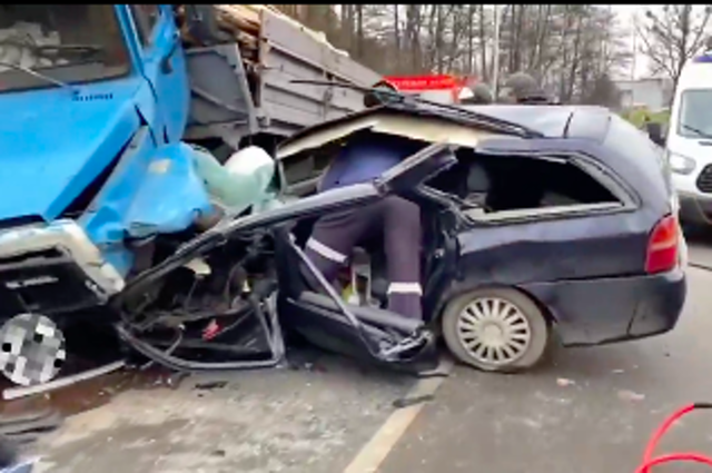 Автомобиль оказался раздавлен грузовиком под Полесском