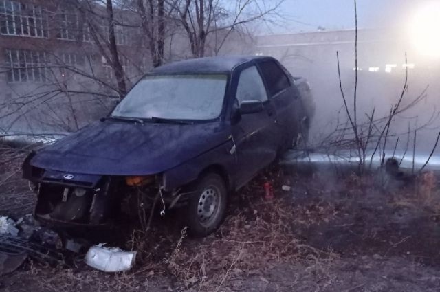 Водитель автомобиля Lada повредил трубопровод горячего водоснабжения в поселке Южный в Оренбурге.