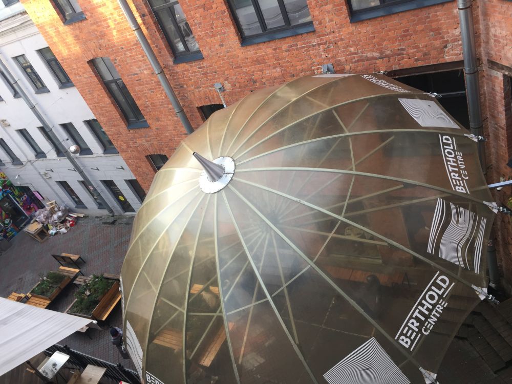 Зонт прикрывает туристов и гостей города
