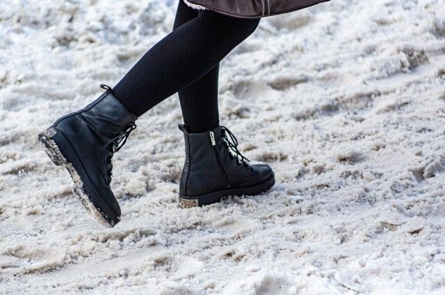 Ноги на снегу.