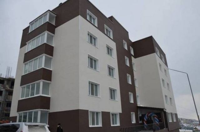 На сегодня из запланированных в этом году 246 квартир сиротам предоставлено 151 жилое помещение, 61 квартира - на стадии оформления, что в общей сложности составляет 86%. 