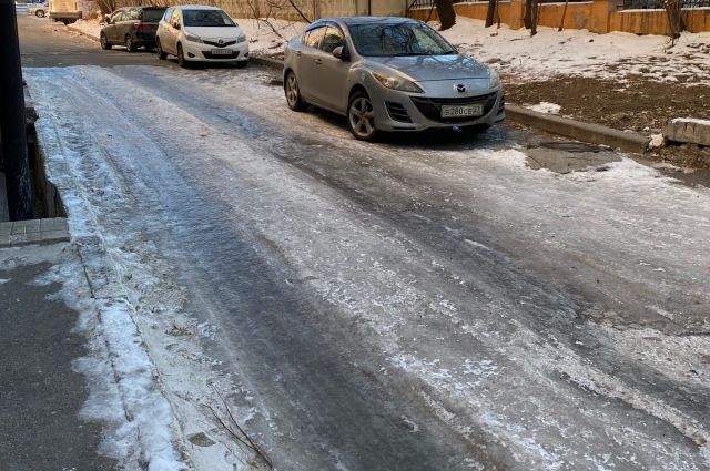 В Хабаровске остановки и дворы охвачены гололедом