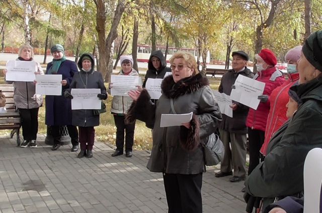 Вера Кузнецова (в центре) каждый год собирает пострадавших от радиации на акцию и призывает власти обратить внимание на проблемы людей. 