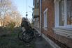 Инвалид-колясочник Александр Юдин поднимается на самодельном «лифте» на третий этаж, чтобы попасть в свою квартиру через балкон