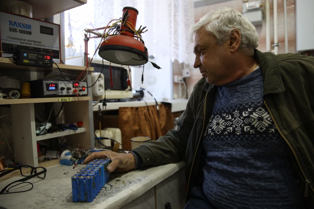 Инвалид-колясочник Александр Юдин, сделавший самодельный «лифт», чтобы подниматься на третий этаж в свою квартиру через балкон