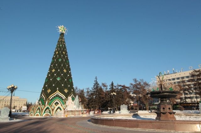 В Иркутске начали устанавливать новогоднюю елку на сквере Кирова
