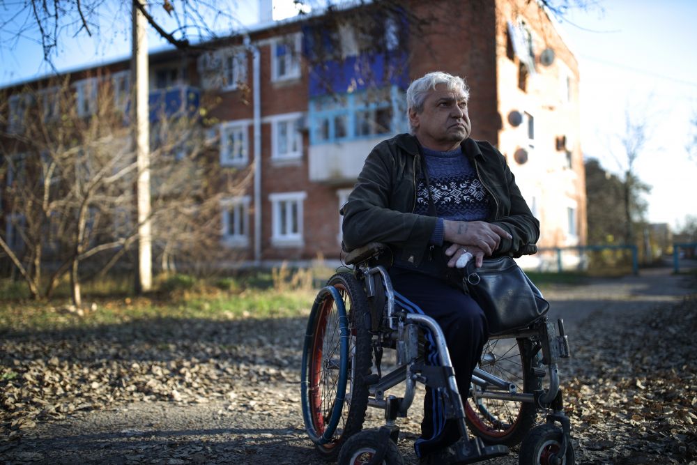 Инвалид-колясочник Александр Юдин, сделавший самодельный «лифт», чтобы подниматься на третий этаж в свою квартиру через балкон, у многоквартирного дома в городе Тимашевске Краснодарского края