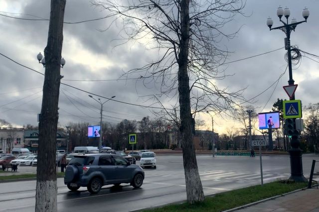 Для устранения этих нарушений на Коммунистическом проспекте есть все возможности. В ходе капитального ремонта здесь обустроена кабельная канализация, в которую были перенесены воздушные кабельные линии. 