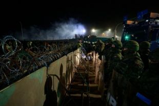 Польские пограничники применили газ в ответ на штурм границы мигрантами
