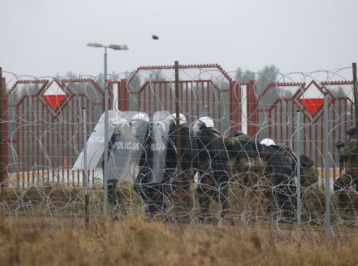 Сотрудники польской полиции у пункта пропуска «Брузги-Кузница» на белорусско-польской границе
