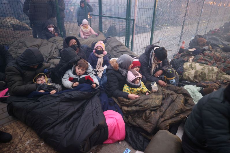 Мигранты в лагере у пункта пропуска «Брузги-Кузница» на белорусско-польской границе