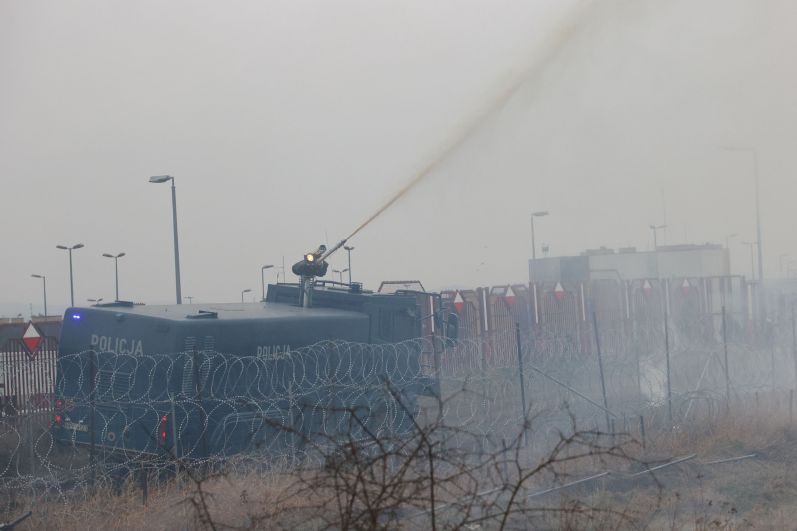 Польские пограничники применили слезоточивый газ и водометы против мигрантов у пункта пропуска «Брузги-Кузница» на белорусско-польской границе