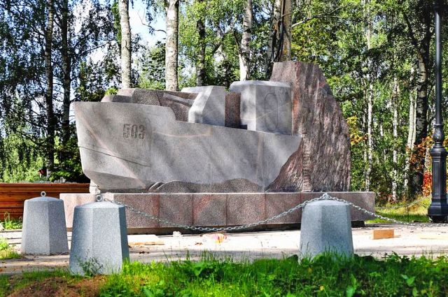 В рамках благоустройства здесь установлен памятник военному катеру – бронированному малому охотнику, участвовавшему в сражениях 1944 года. 