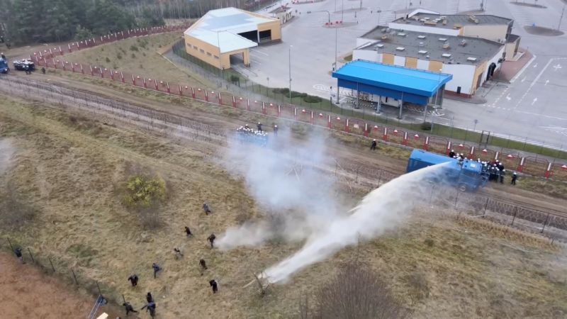 Польские пограничники применили слезоточивый газ и водометы против мигрантов у пункта пропуска «Брузги-Кузница» на белорусско-польской границе