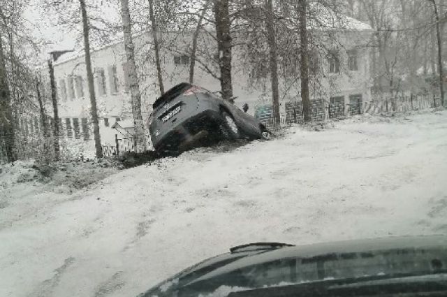 В Губахе во время снегопада легковой автомобиль занесло в сугроб