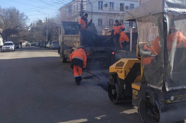 Более чем на 10 улицах Симферополя дорожники устранили ямы