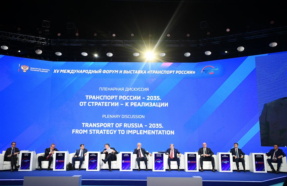 Участники пленарной дискуссии «Транспорт России – 2035. От стратегии – к реализации»