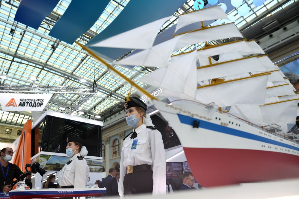 Участницы выставки XV международного форума «Транспорт России»