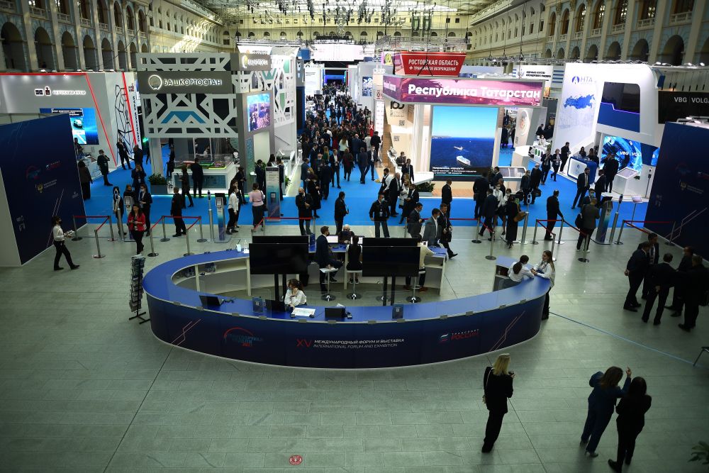 Посетители на выставке XV международного форума «Транспорт России»