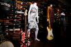 Предметы известных музыкантов, выставленные на торги Icons & Idols: Rock 'N' Roll («Иконы и идолы: рок-н-ролл»), во время презентации в Hard Rock Cafe на Таймс-сквер в Нью-Йорке