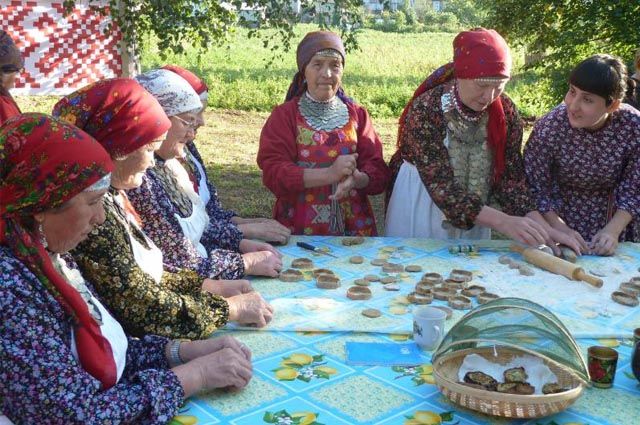 Частые гости кулинарных фестивалей – бабушки из Бураново. Они учат гостей печь удмуртские перепечи и, конечно же, зажигательно поют.