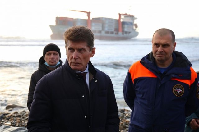 За ходом спасения контейнеровоза следит руководство Приморского края.