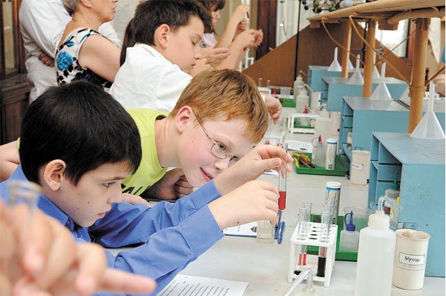 Ученики школ РАН много времени посвящают лабораторным исследованиям.