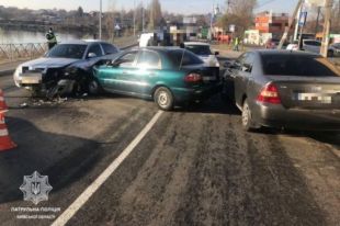 В Киевской области столкнулись сразу три автомобиля: есть пострадавшие.