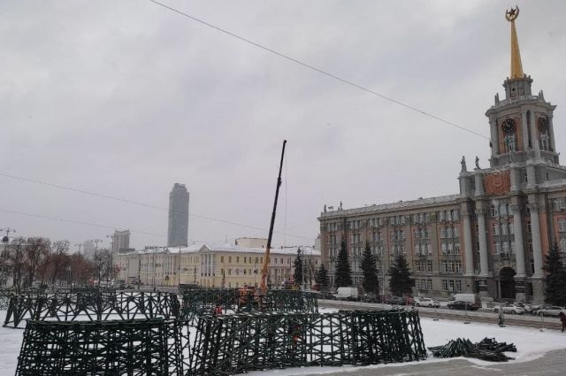В Екатеринбурге начали устанавливать новогоднюю ёлку на площади 1905 года