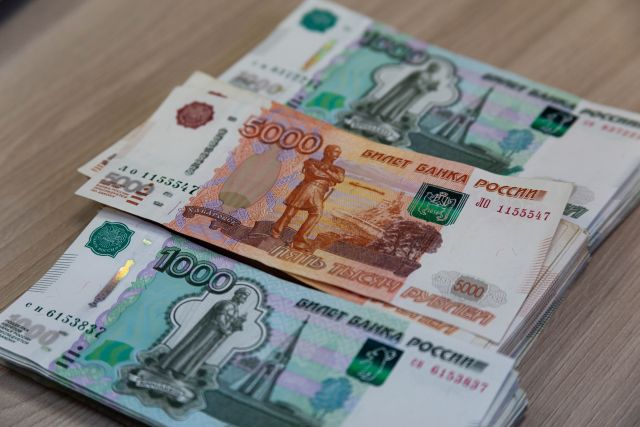 Деньги придут на карту: кому уже 19 ноября поступит 17 200 рублей