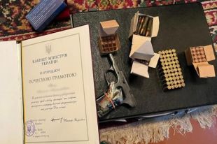 В Киеве двоих экс-полицейских задержали за сбыт наркотиков.