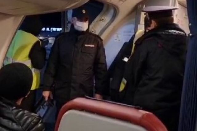 С утреннего рейса Оренбург-Москва сняли двух пьяных пассажиров.