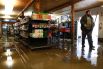 Последствия наводнения в супермаркете