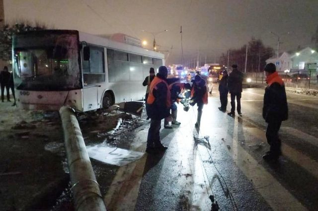 Вечером в Чебоксарах автобус снес опору освещения, пытаясь избежать ДТП