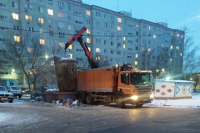 В Омске мусоровоз насмерть задавил женщину