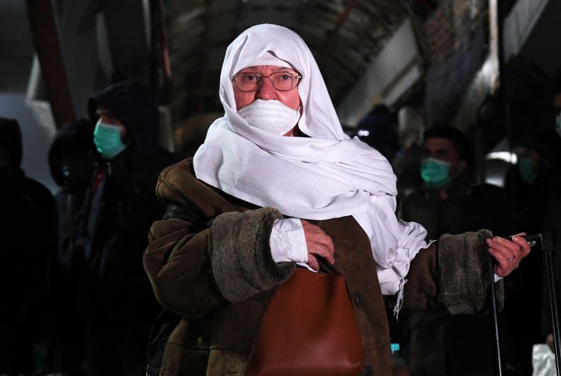 Женщина во время эвакуации граждан РФ и других стран из Афганистана на аэродроме Чкаловский в Московской области