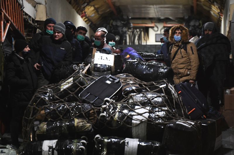 Пассажиры эвакуационного рейса из Афганистана в Россию
