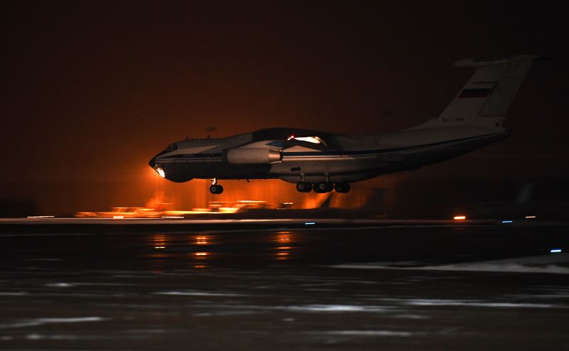 Самолёт Ил-76 с пассажирами, эвакуированными из Афганистана, во время приземления на аэродроме Чкаловский в Московской области
