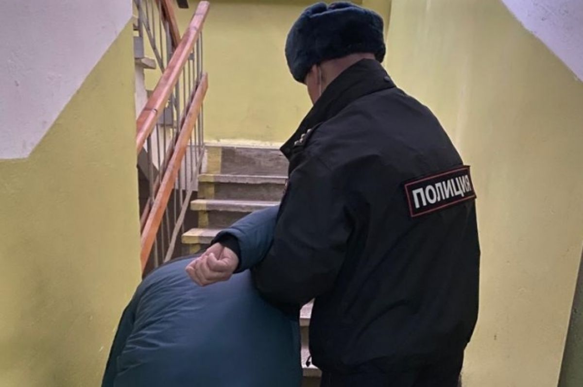 Задержан следователь полиции. Отдел полиции 10 Екатеринбург. Задержанный в отделе полиции. Задержание правонарушителя. Полицейский задерживает преступника.