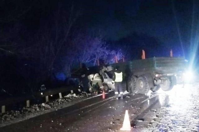Автолюбительница врезалась на ВАЗ-21150 в тягач и погибла на месте ДТП