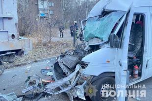 В Запорожье маршрутка врезалась в грузовик: есть пострадавшие