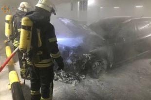 В Киеве на территории паркинга произошел пожар.