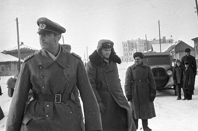 Командующий 6-й немецкой армией фельдмаршал Фридрих Паулюс, взятый в плен советскими войсками, на пути в штаб 64-й армии.