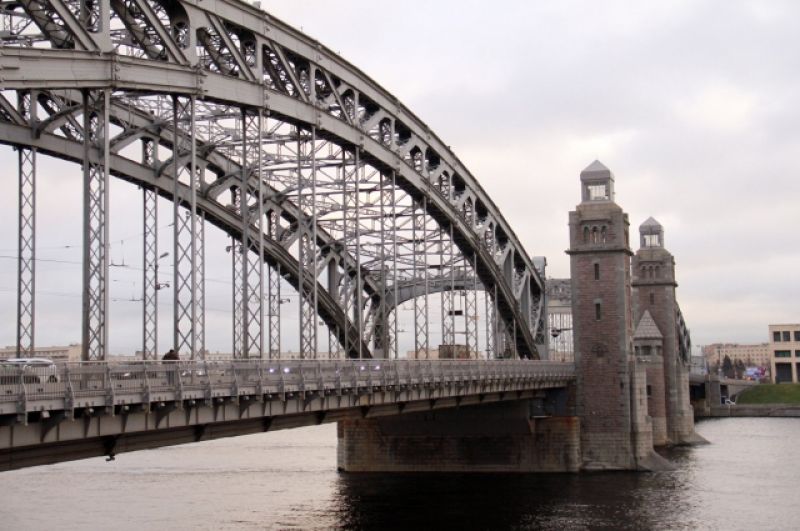 Узнаваемые башни-маяки – редкий для русского мостостроения пример использования приема, типичного для архитектуры мостов Германии конца XIX-начала XX веков. 