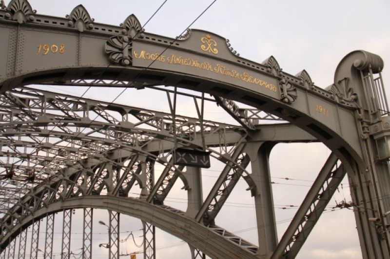 Как и Эйфелева башня в Париже, наш мост изготовлен из металлических конструкций, которые соединены заклепками. Изначально горожане называли его громоздким и уродливым, однако сегодня мост считается одним из самых красивых в Петербурге. И даже в мире.