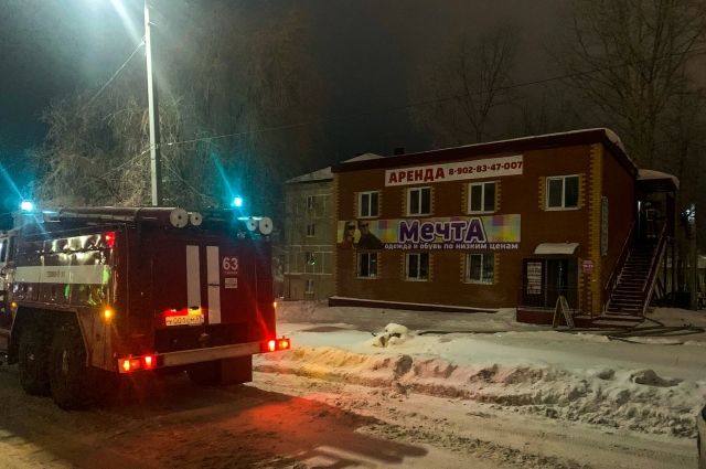 В Пермском крае спасатели срочно выехали на пожар в здании магазина