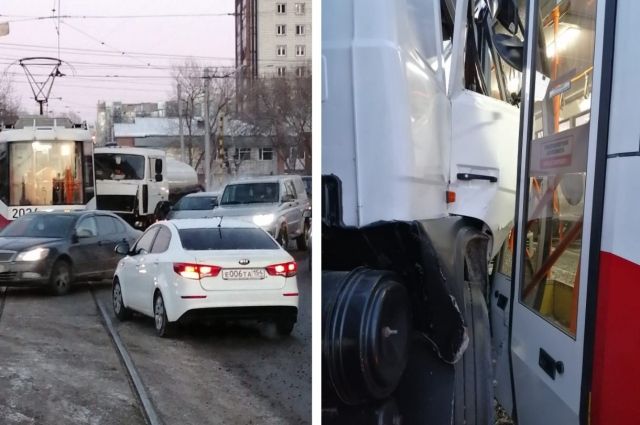В Новосибирске автоцистерна врезалась в трамвай
