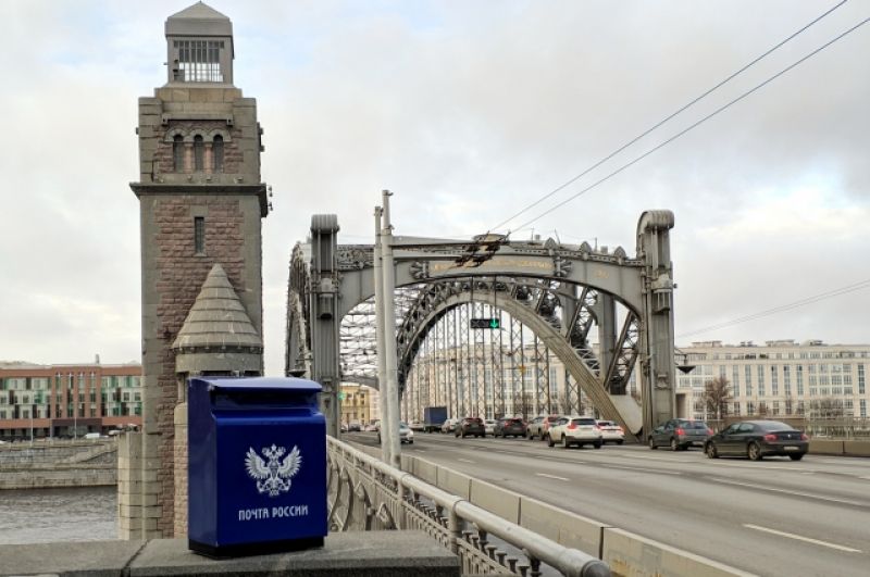 В качестве бонуса нам предложили отправить письмо в любой конец света – прямо с Большеохтинского моста.