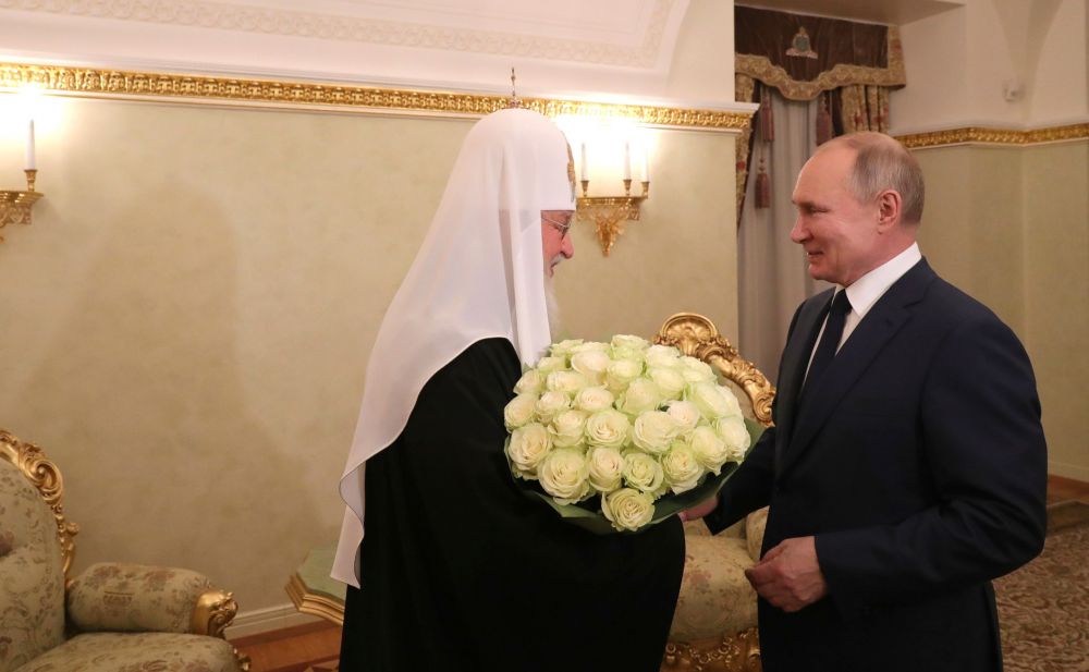 Патриарх Московский и всея Руси Кирилл и президент России Владимир Путин (слева направо) в Патриарших палатах Кремля во время поздравления патриарха с днём интронизации, 1 февраля 2021 года