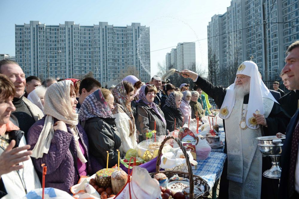 Патриарх Кирилл во время традиционного объезда столичных храмов в Великую субботу, 2014 год